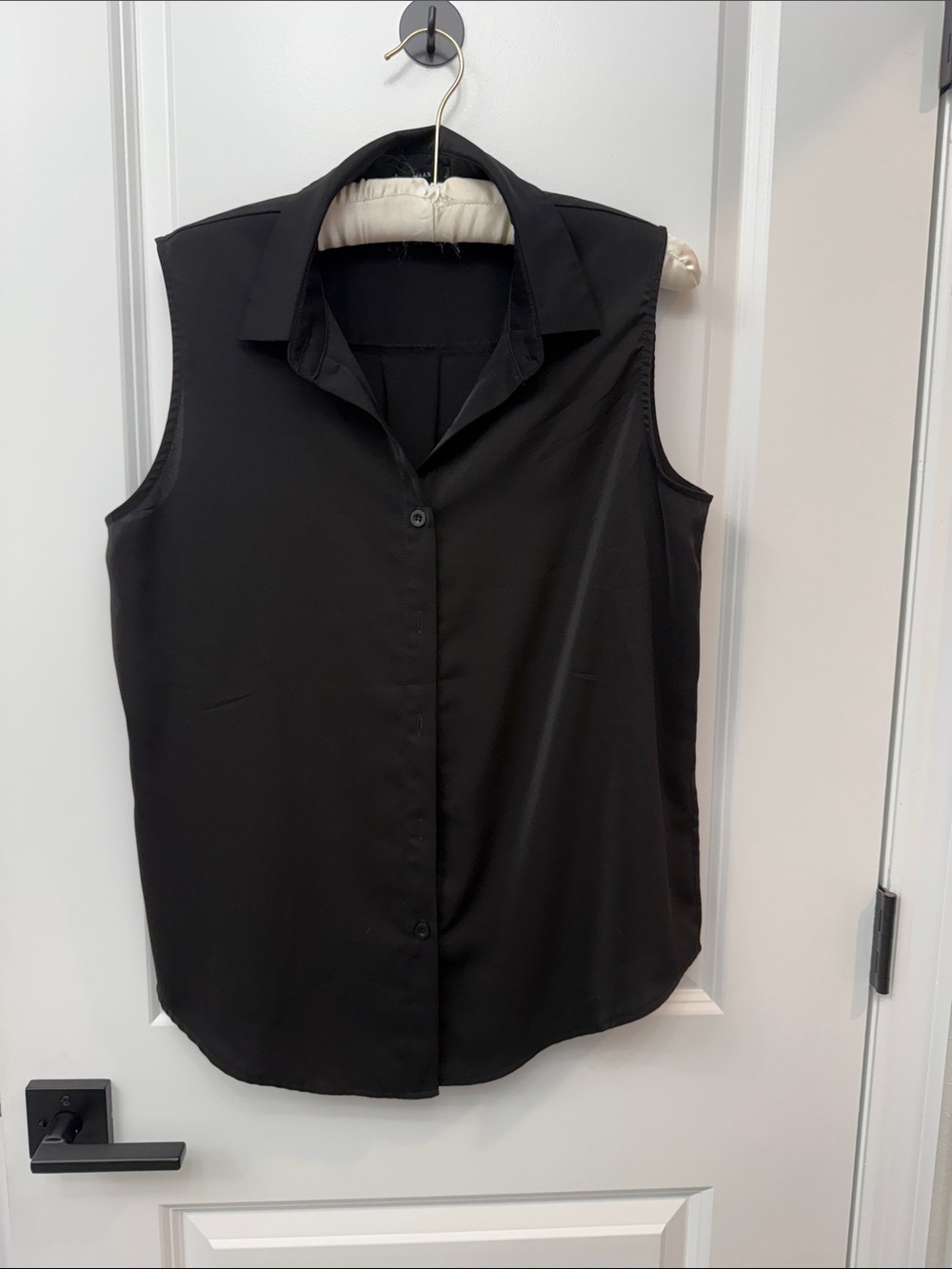 Sleeveless Button-Front Collared Top in Black